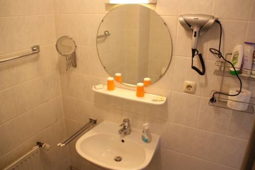 Imagen de la habitación del Hotel Kaiser, Moenchengladbach. Foto 11