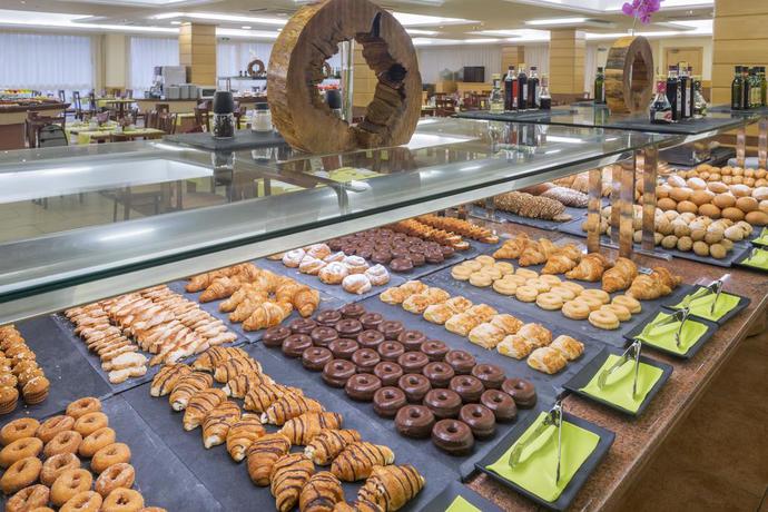 Imagen del bar/restaurante del Hotel Kaktus Playa. Foto 2