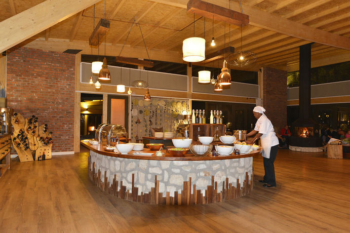 Imagen del bar/restaurante del Hotel Kalahari Anib Lodge. Foto 3