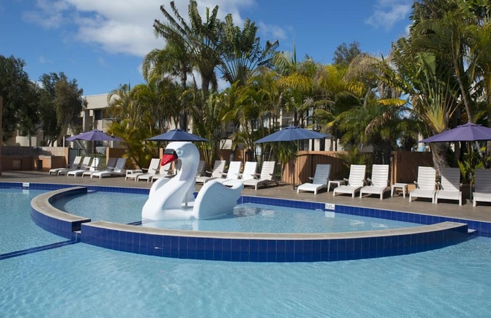 Imagen de la piscina del Hotel Kalbarri Beach Resort. Foto 16