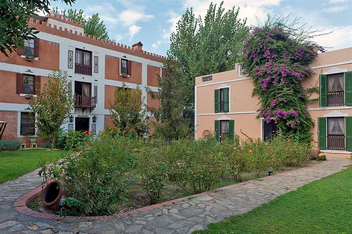 Imagen de los exteriores del Hotel Kalehan. Foto 10