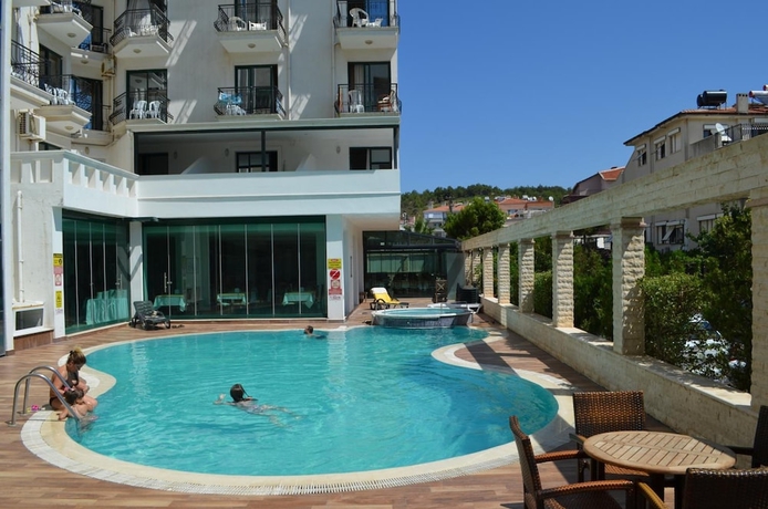 Imagen de la piscina del Hotel Kalif. Foto 14