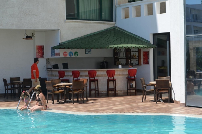 Imagen de la piscina del Hotel Kalif. Foto 15