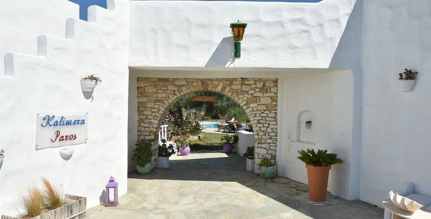 Imagen de los exteriores del Hotel Kalimera Paros. Foto 17