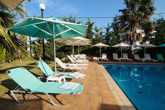 Imagen de la piscina del Hotel Kalithea Apartments. Foto 18