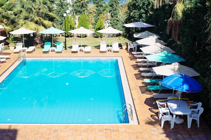 Imagen de la piscina del Hotel Kalithea Apartments. Foto 19