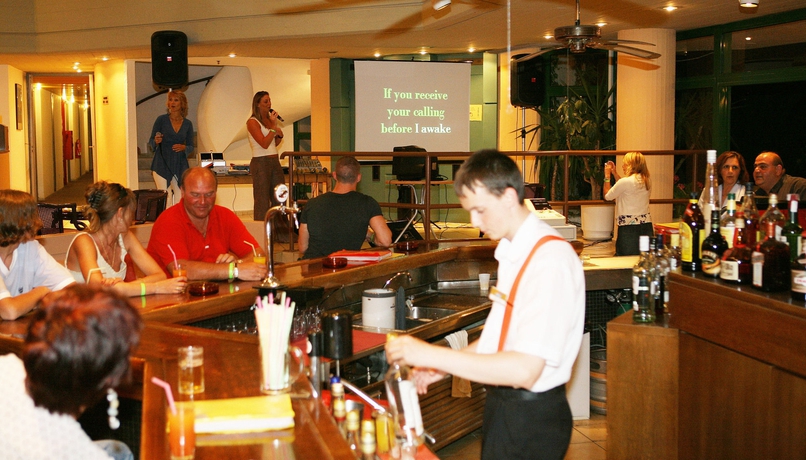 Imagen del bar/restaurante del Hotel Kalithea Sun & Sky. Foto 5
