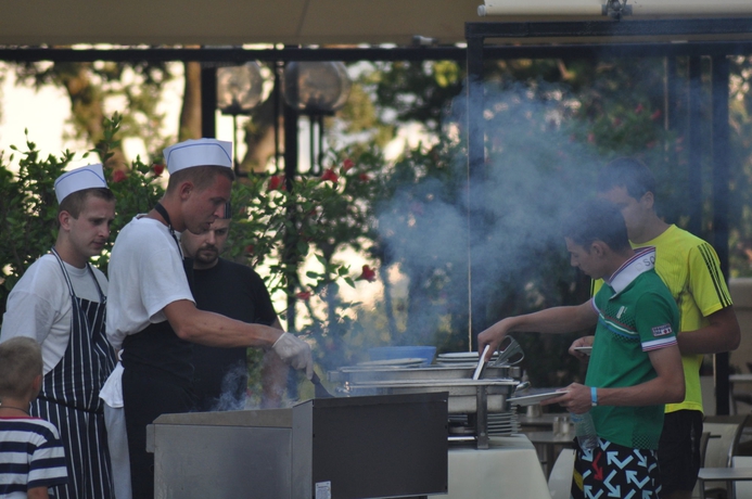 Imagen del bar/restaurante del Hotel Kalithea Sun & Sky. Foto 6