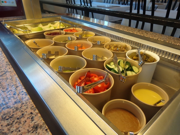 Imagen del bar/restaurante del Hotel Kalives Resort. Foto 2