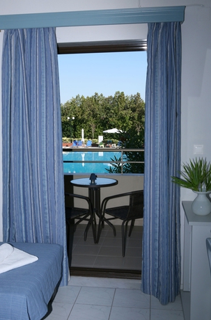 Imagen de la habitación del Hotel Kalives Resort. Foto 7