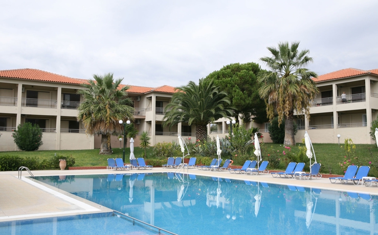 Imagen de la piscina del Hotel Kalives Resort. Foto 11