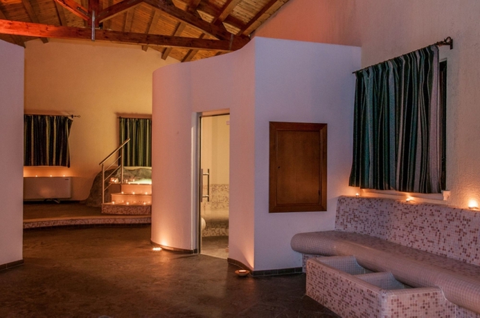 Imagen de la piscina del Hotel Kallikoros Country Resort and Spa. Foto 15