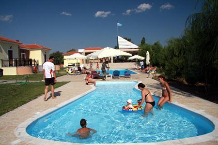 Imagen de la piscina del Hotel Kalloni village. Foto 9