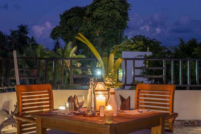 Imagen del bar/restaurante del Hotel Kamadhoo Inn. Foto 8