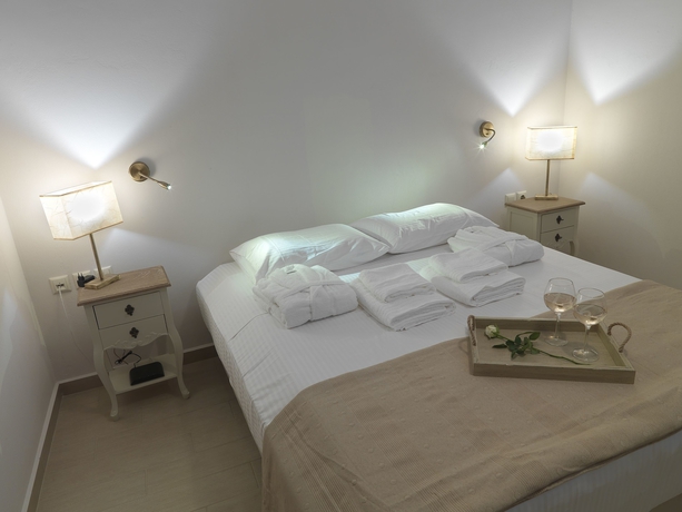 Imagen de la habitación del Hotel Kamares Villas. Foto 8