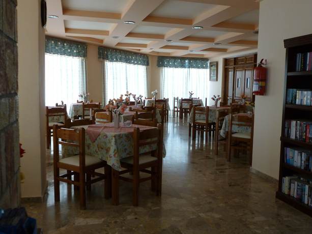 Imagen del bar/restaurante del Hotel Kamari Bay. Foto 4