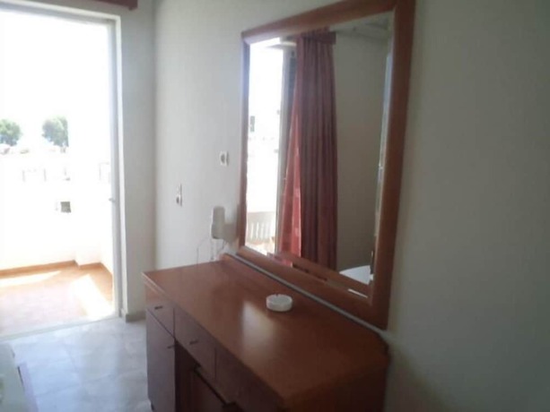 Imagen de la habitación del Hotel Kamari Bay. Foto 10