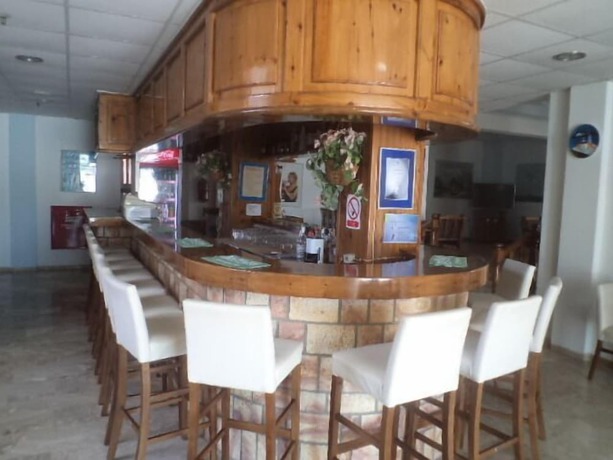 Imagen del bar/restaurante del Hotel Kamari Bay. Foto 7