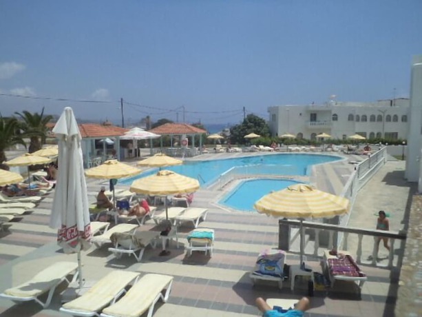 Imagen de la piscina del Hotel Kamari Bay. Foto 18