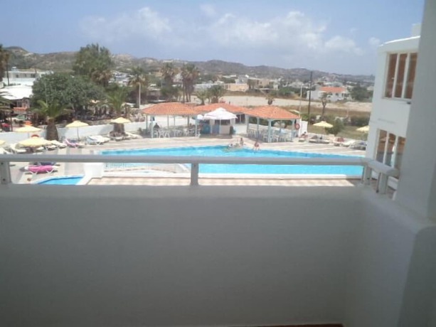 Imagen de la habitación del Hotel Kamari Bay. Foto 14