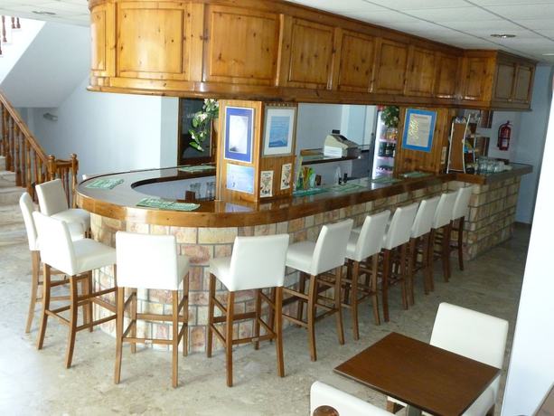 Imagen del bar/restaurante del Hotel Kamari Bay. Foto 9