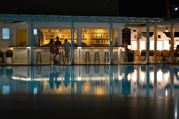 Imagen de la piscina del Hotel Kamari Beach. Foto 15