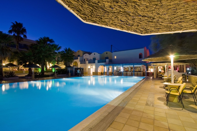 Imagen de la piscina del Hotel Kamari Beach. Foto 16