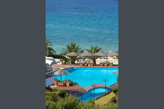 Imagen de la piscina del Hotel Kamari Beach, Potos. Foto 19