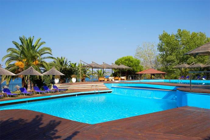 Imagen de la piscina del Hotel Kamari Beach, Potos. Foto 20