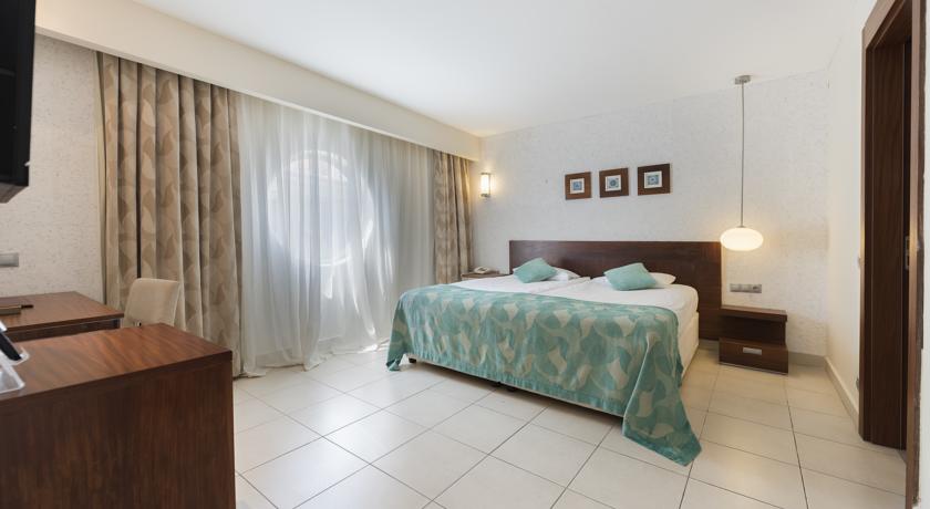 Imagen de la habitación del Hotel Kamelya Aishen Club. Foto 4