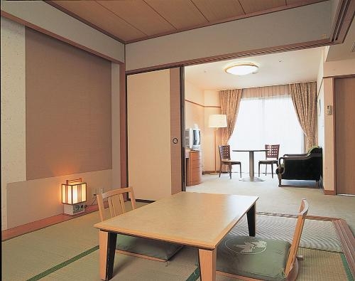 Imagen de la habitación del Hotel Kamenoi Atami. Foto 9