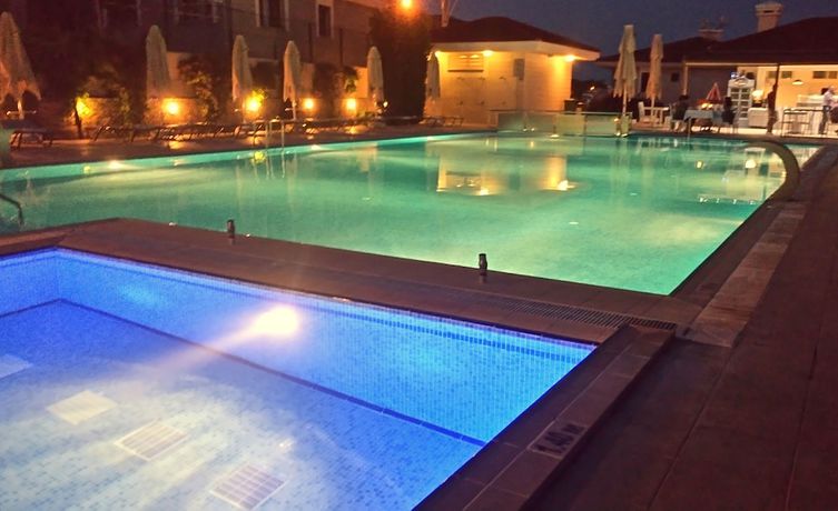 Imagen de la piscina del Hotel Kamer Exclusive and Suites. Foto 19