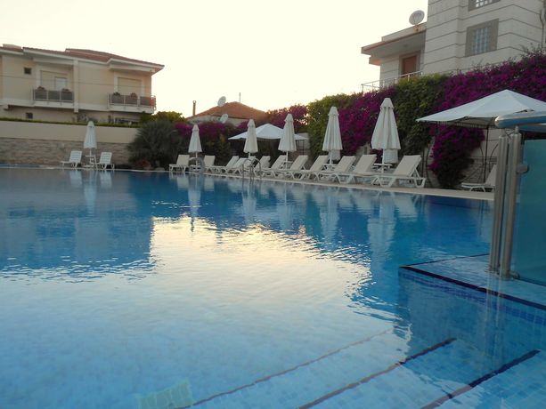 Imagen de la piscina del Hotel Kamer Exclusive and Suites. Foto 20