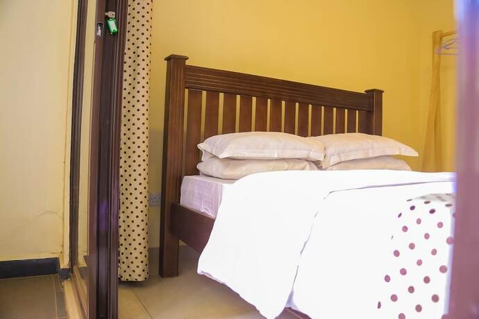 Imagen de la habitación del Hotel Kampala Suites. Foto 17