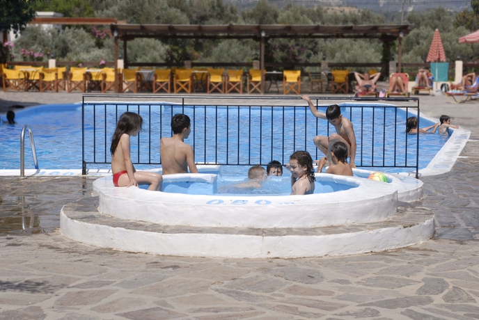 Imagen de la piscina del Hotel Kampos Village. Foto 16