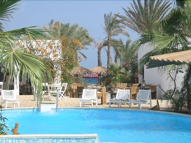 Imagen de la piscina del Hotel Kanabesh Village. Foto 11