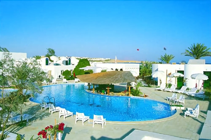 Imagen de la piscina del Hotel Kanabesh Village. Foto 12