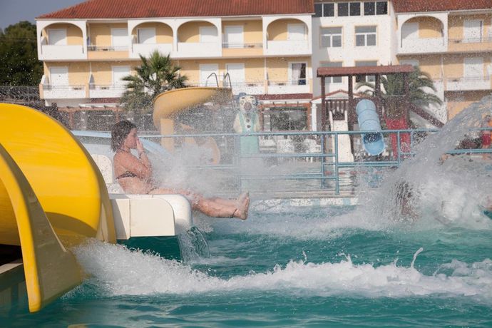 Imagen de la piscina del Hotel Kanali. Foto 15
