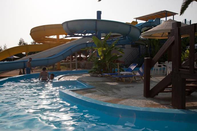 Imagen de la piscina del Hotel Kanali. Foto 16