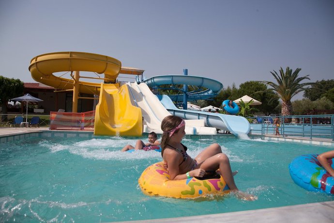 Imagen de la piscina del Hotel Kanali. Foto 17