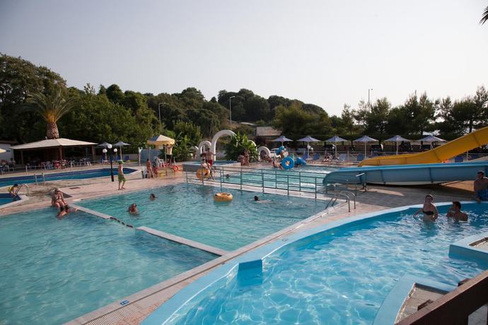 Imagen de la piscina del Hotel Kanali. Foto 19