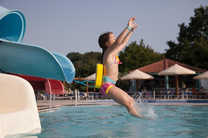 Imagen de la piscina del Hotel Kanali. Foto 20