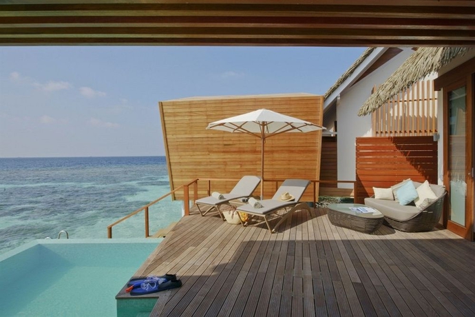 Imagen de la piscina del Hotel Kandolhu Maldives. Foto 15