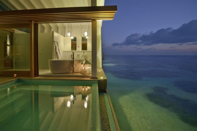 Imagen de la piscina del Hotel Kandolhu Maldives. Foto 16