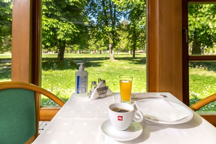 Imagen del bar/restaurante del Hotel Kanet. Foto 13