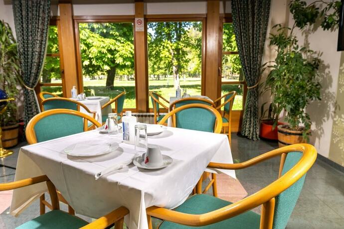 Imagen del bar/restaurante del Hotel Kanet. Foto 15