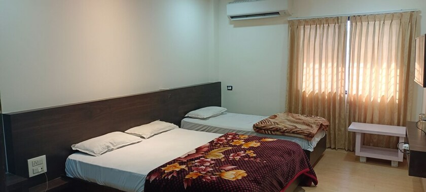 Imagen de la habitación del Hotel Kanha Ujjain. Foto 17