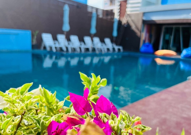 Imagen de la piscina del Hotel Kann Pattaya. Foto 10