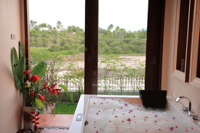 Imagen de la piscina del Hotel Kanok Buri Resort. Foto 15