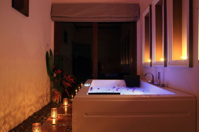 Imagen de la piscina del Hotel Kanok Buri Resort. Foto 16